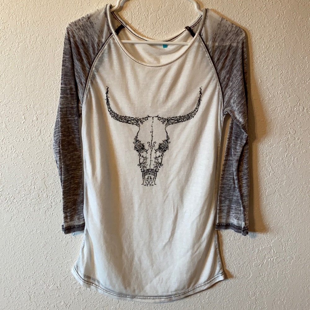 SOLD White and Gray Reglan Cow Skull T-Shirt